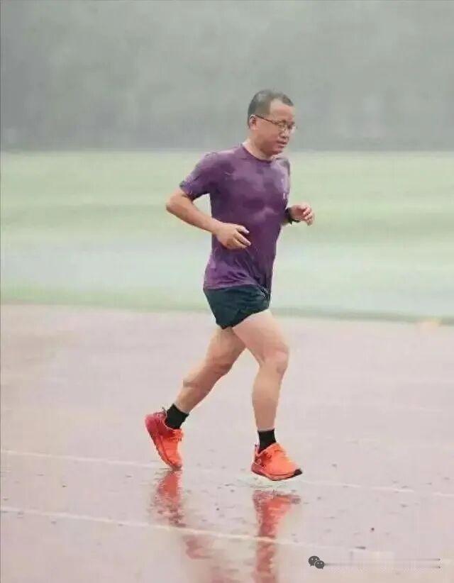 💔天还没亮，他倒在了最爱的跑道上|清华晨跑队领跑人刘小平老师，生命永远定格