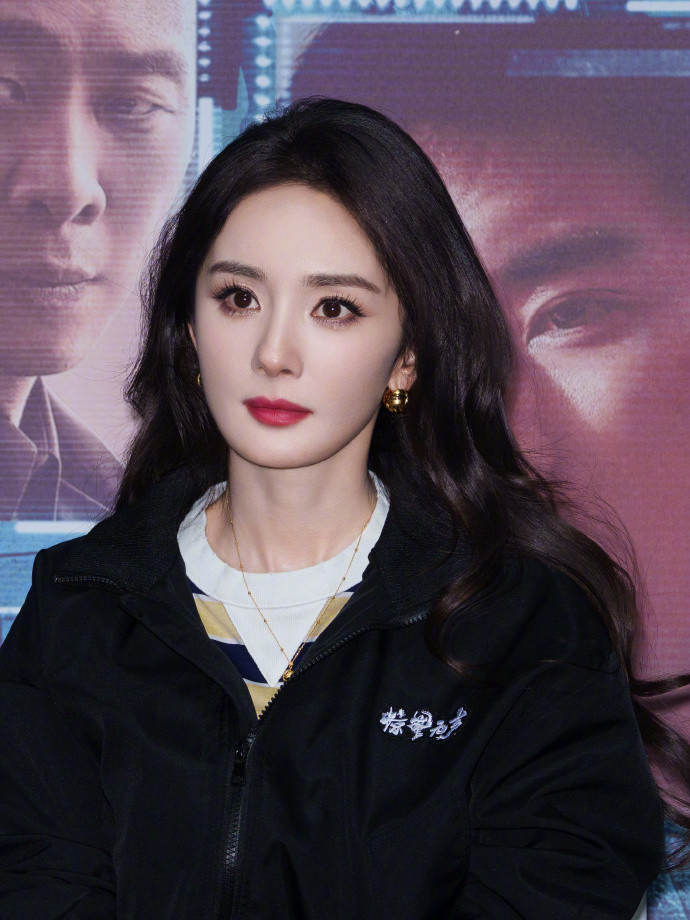 1.杨幂现在自己单干，可比上一回跟经纪人合作要拼命了，台前幕后全都抓在自己手里