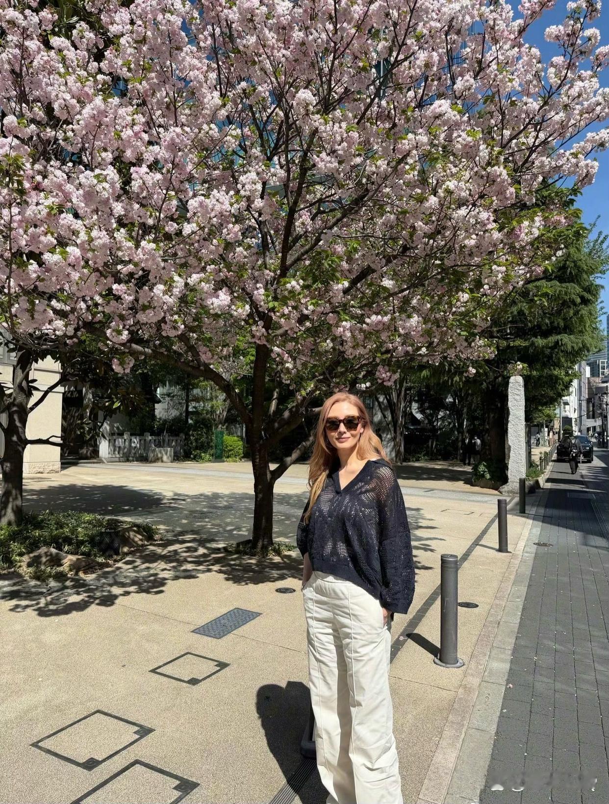 李嘉欣染发后越来越像郑秀文了～