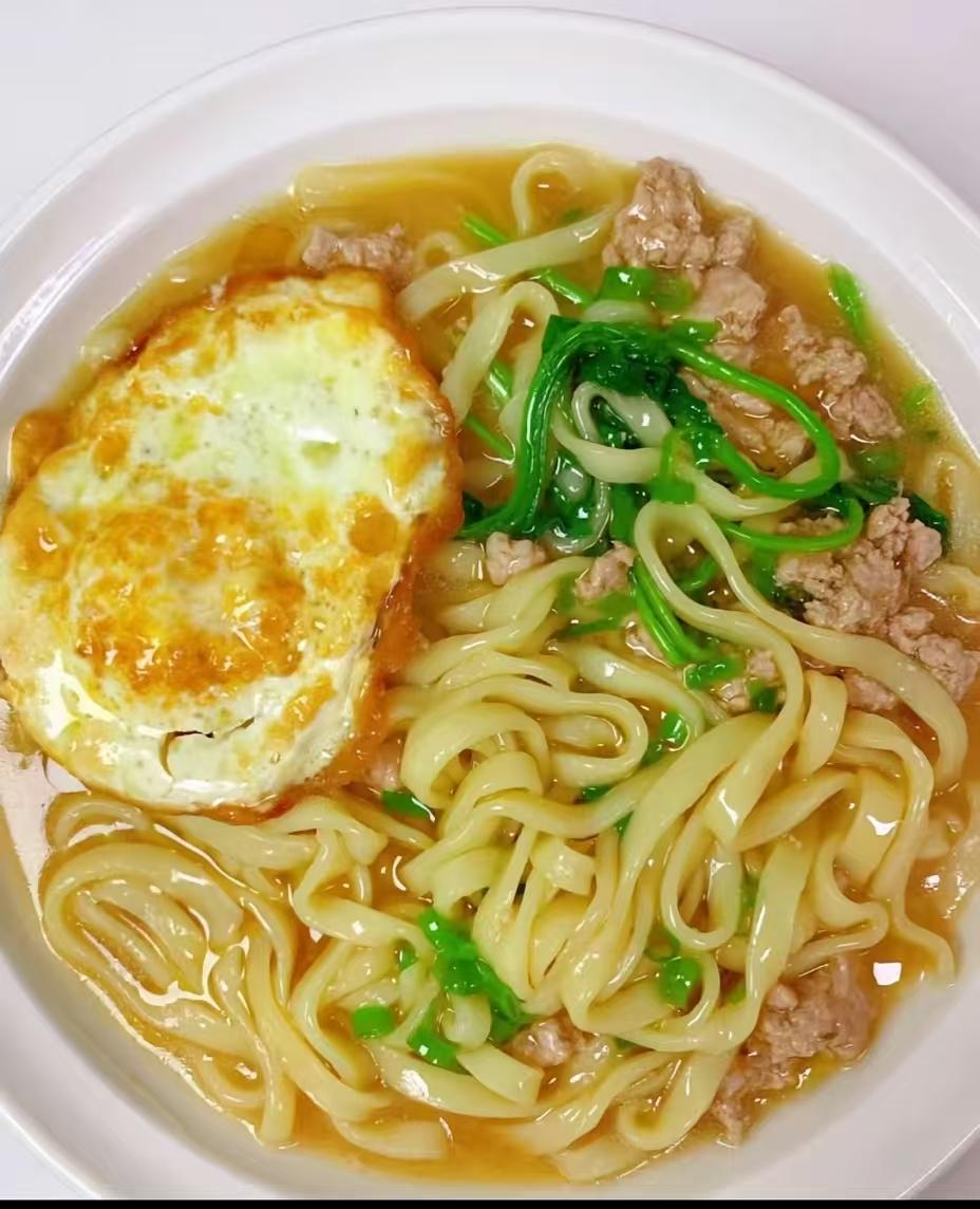 上初中那会儿，我以为每家的咸菜都是一个味道。那时在镇上上初一，咸菜永远是从咸菜缸