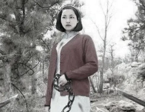1945年，26岁的黄美英被日寇抓到后，扒光她的衣服，准备对她动用“剐刑。”一个