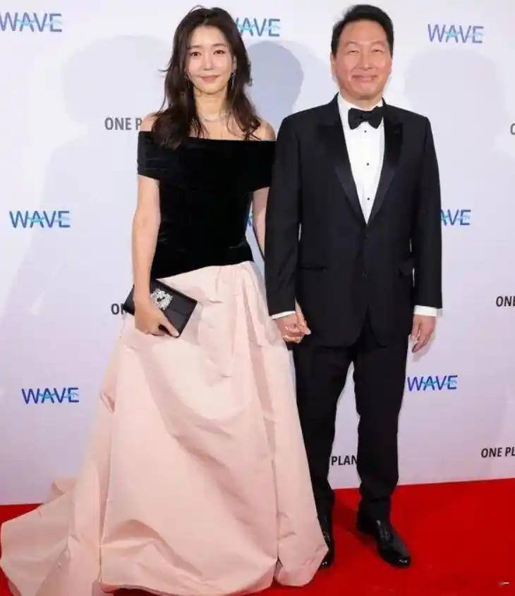 不愧是“最强小三”！50岁金熙英携16岁女儿露面，这颜值和身段，竟把亲闺女秒成“