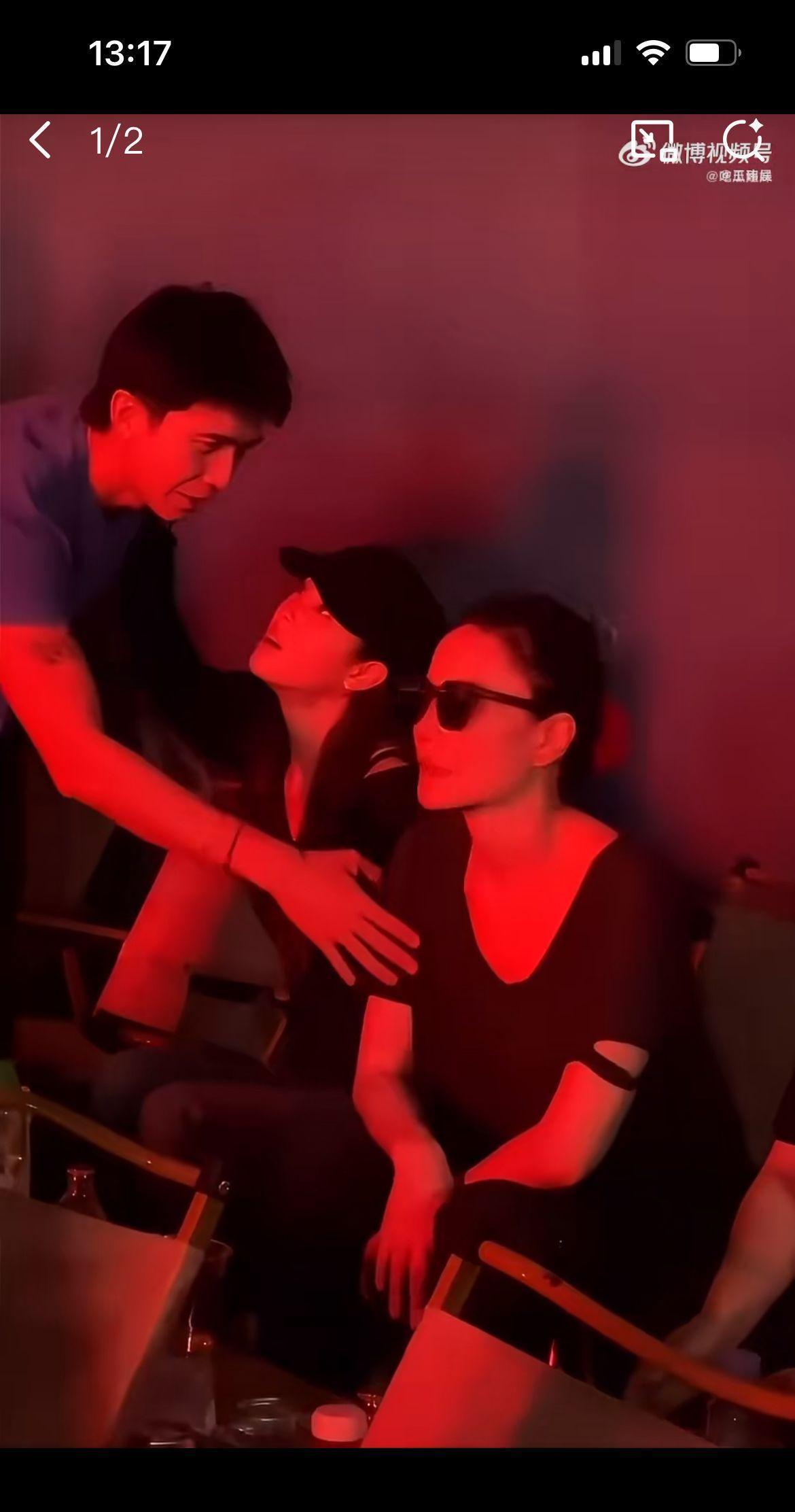 镜头里欧阳娜娜的动作快得没给人留半分缓冲——Ryan的胳膊刚搭上她肩膀，她抬手就