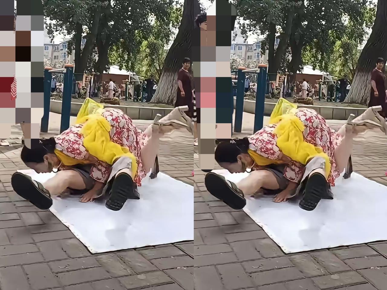 光天化日的公共场所，俩老人搂着在地上滚来滚去还嬉闹，老太太喊“有本事你干了我