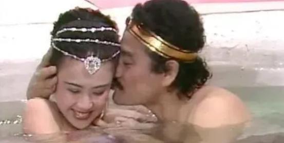 ☁1989年，在拍摄“妲己”和“纣王”在水中嬉戏的那场戏时，56岁的达奇提