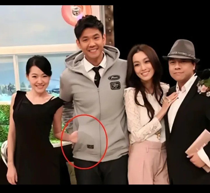 那年年轻的陈建州和小S合影，后来中年大叔的他和小S女儿合影，岁月肉眼可见改变了他的容貌。