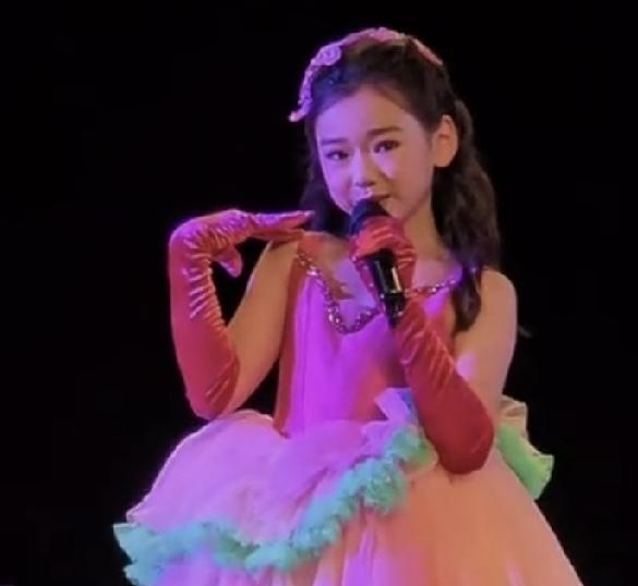 董璇，太骄傲了！7月18日，董璇今天估计特别开心，因为女儿小酒窝在中韩国际声