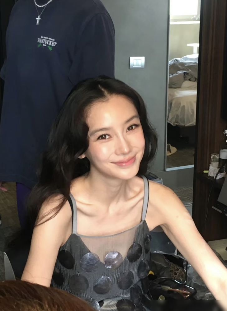 杨颖穿着一条会响的裙子，走完了米兰最后一场秀。满贯了。别人去时装周抢座位，她直接穿着Marni的贝母