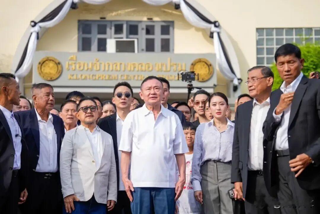 他信出狱后，很快就有了大动作，为泰党领导层重组，剑指下一届泰国大选，佩通坦也迎来