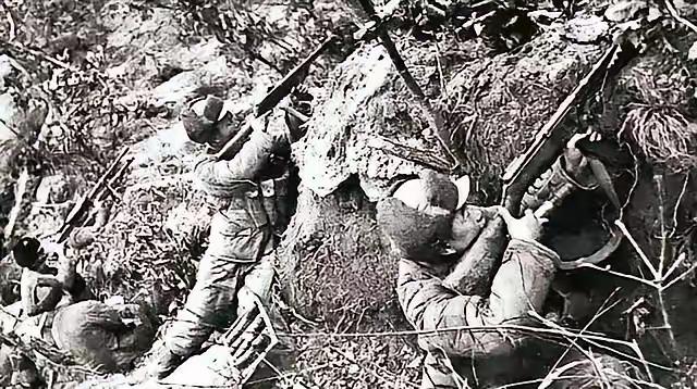 1951年，在抗美援朝的战场上，42军战士们发现了一件怪事，在他们身后一座没有人