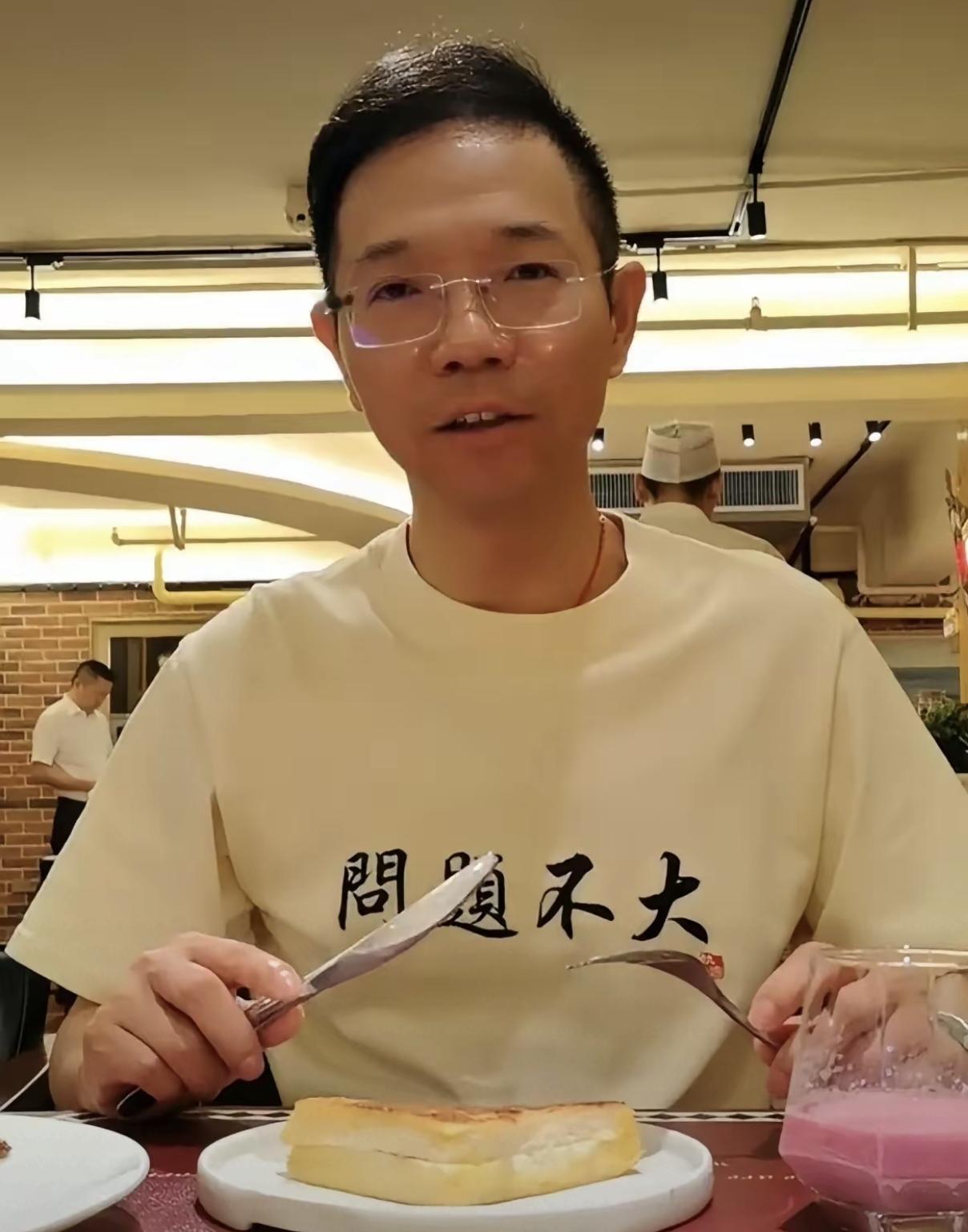朋友们，家人们姐姐们早晨好，今天刷到一个熟悉的直播间，里面只有十几个人在线。主播