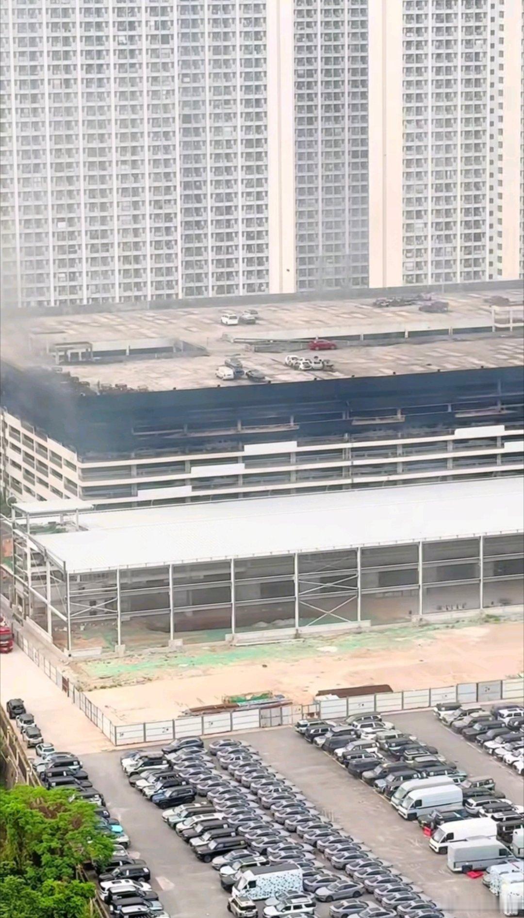 比亚迪公司起火深圳坪山比亚迪园区一立体车库起火，从图片来看，现场黑烟滚滚，目前官