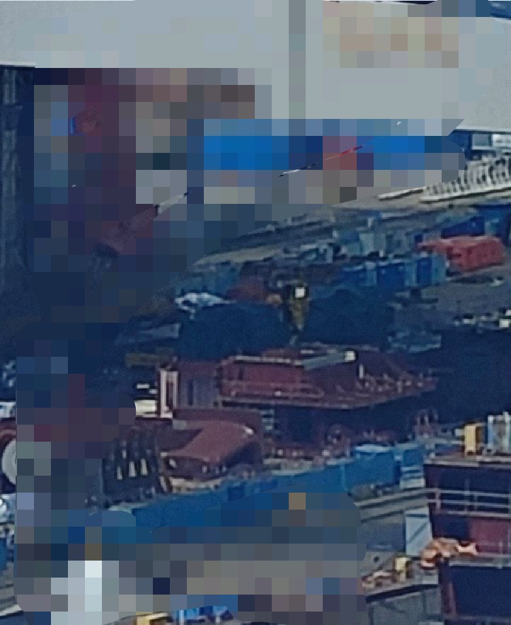 004新图来了，疑似舰尾方向舵支柱曝光004的建造进度好快，目前相当于肯尼迪号