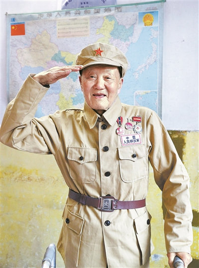 三周年张富清，陕西汉中人，“共和国勋章”获得者。解放战争时期，荣立一等功3次、二