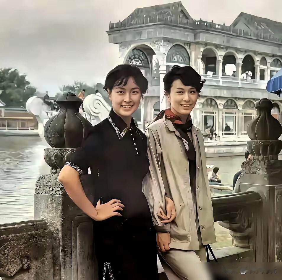 刘晓庆颐和园早年旧照流出，同框女子颜值竟毫不逊色！无滤镜无磨皮的年代，刘晓庆青