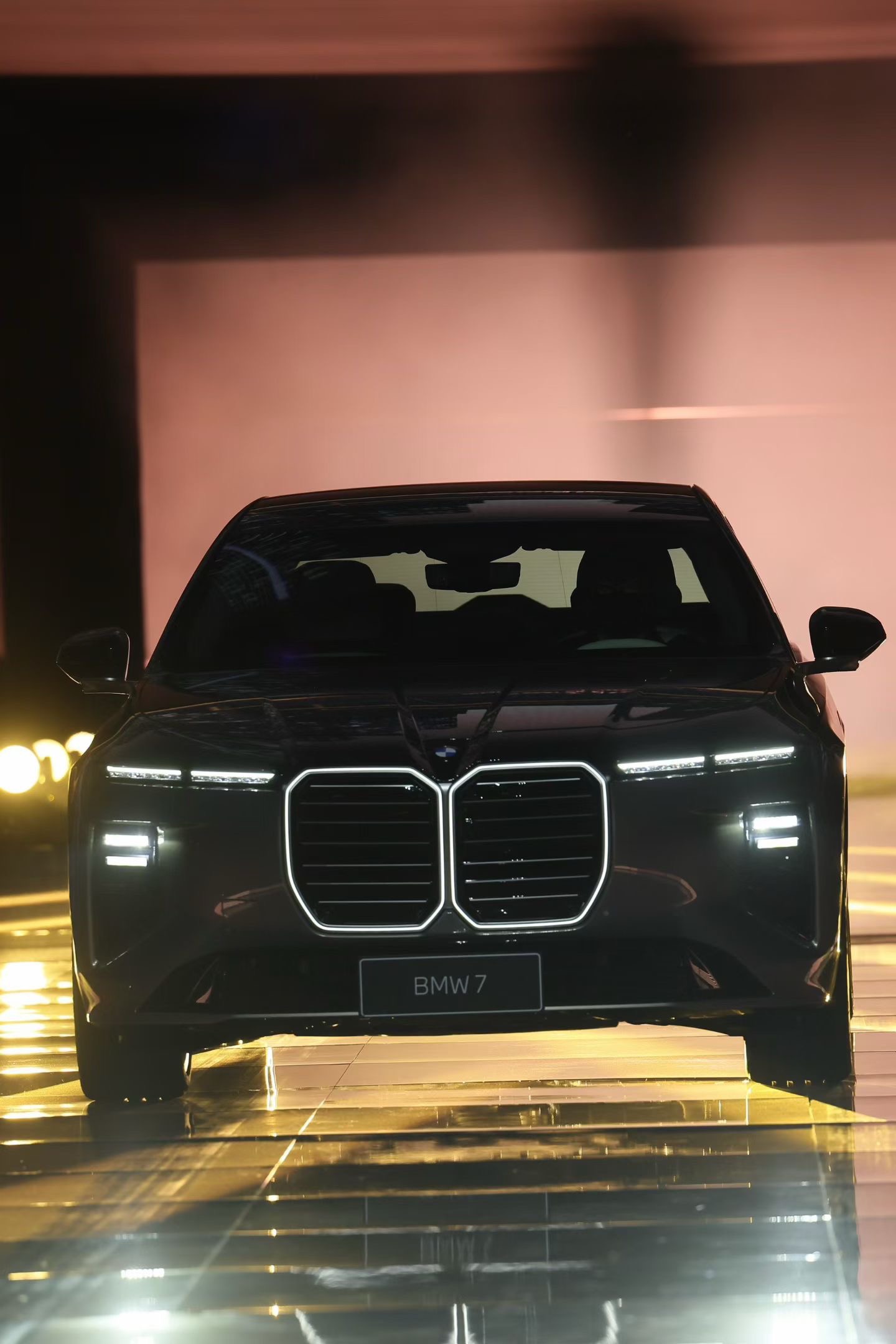 新宝马7系全球首发，内饰大变样！宝马每次中期改款都是挽救之前换代的失败，这次7系大变样，很成功。