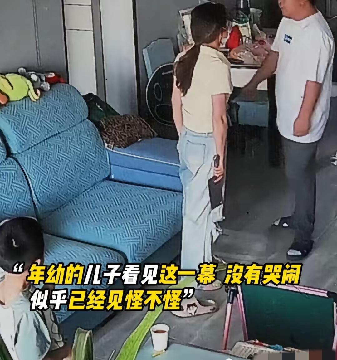 居然有如此狠毒的女人！女子婚内出轨，回家拿菜刀逼自己的丈夫离婚，丈夫不同意，和