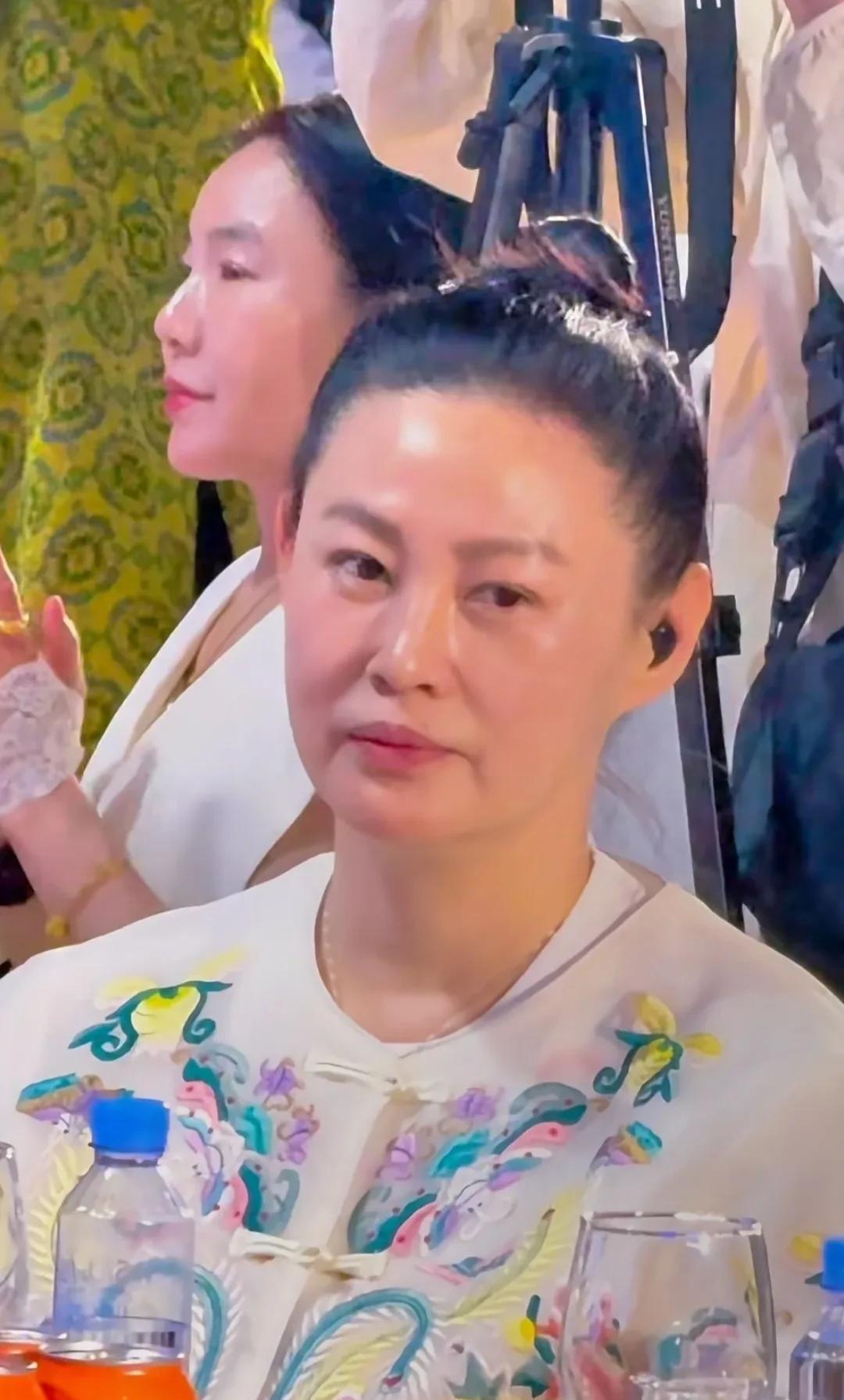 天哪！这造型师水平太差了，把大美人这好颜值给浪费了！她，曾经是比大美女陈红还要