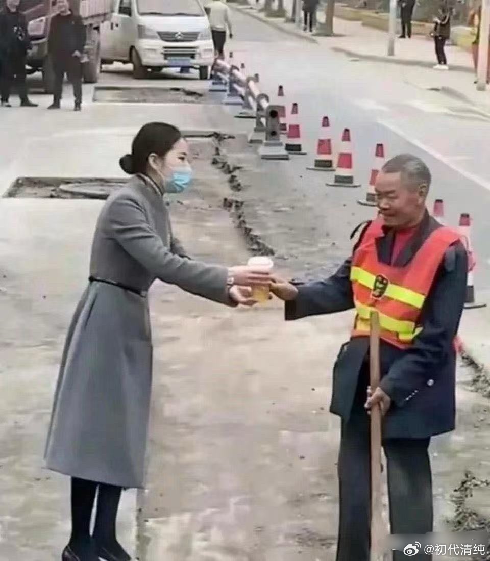 第一张图感动，被第二张图恶心到了