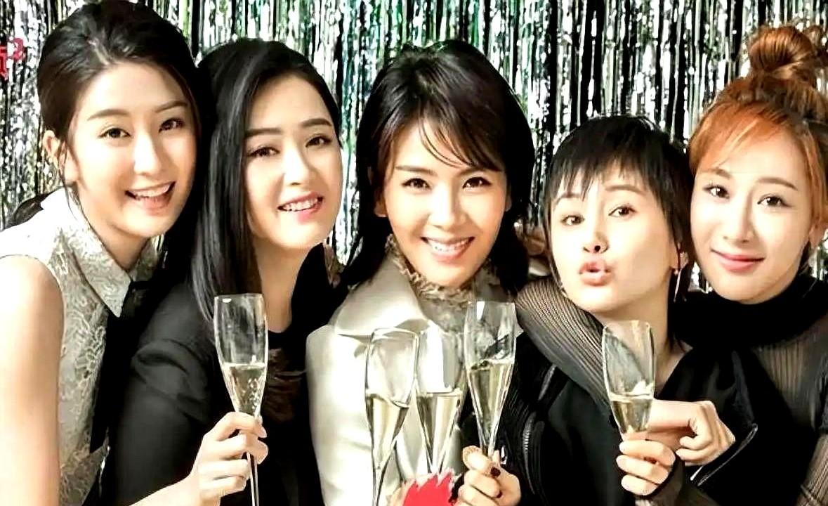 她不露面，却让五亿人半夜刷弹幕哭出声。《欢乐颂》重播，00后把安迪的衬衫炒到两