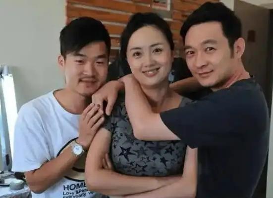 这张三人同框旧照，我只认出了眉黛轻舒、玉笑珠香、清姿雅质的朱媛媛与疏眉朗目、双臂