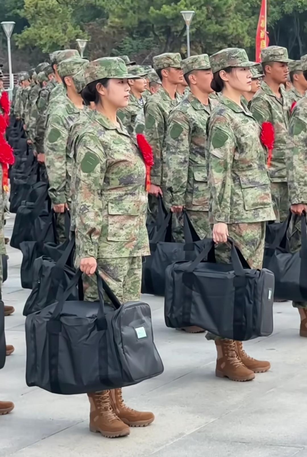 今天一大早，频繁刷到这个新兵入伍小姐姐，平台不停地推荐，一定有原因！虽然还没