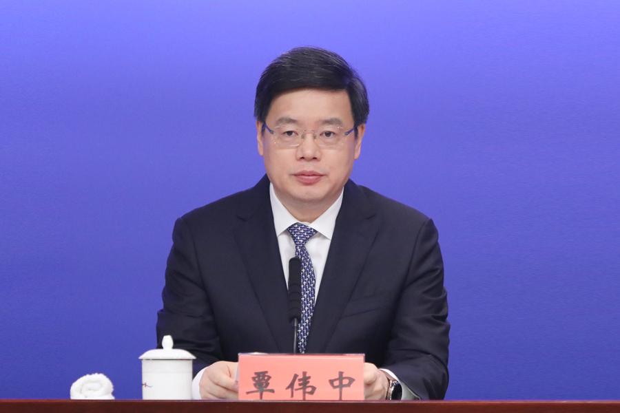 靴子落地，覃伟中被查。这一天，距离他辞去深圳市市长只有29天，尚未满月。卸任