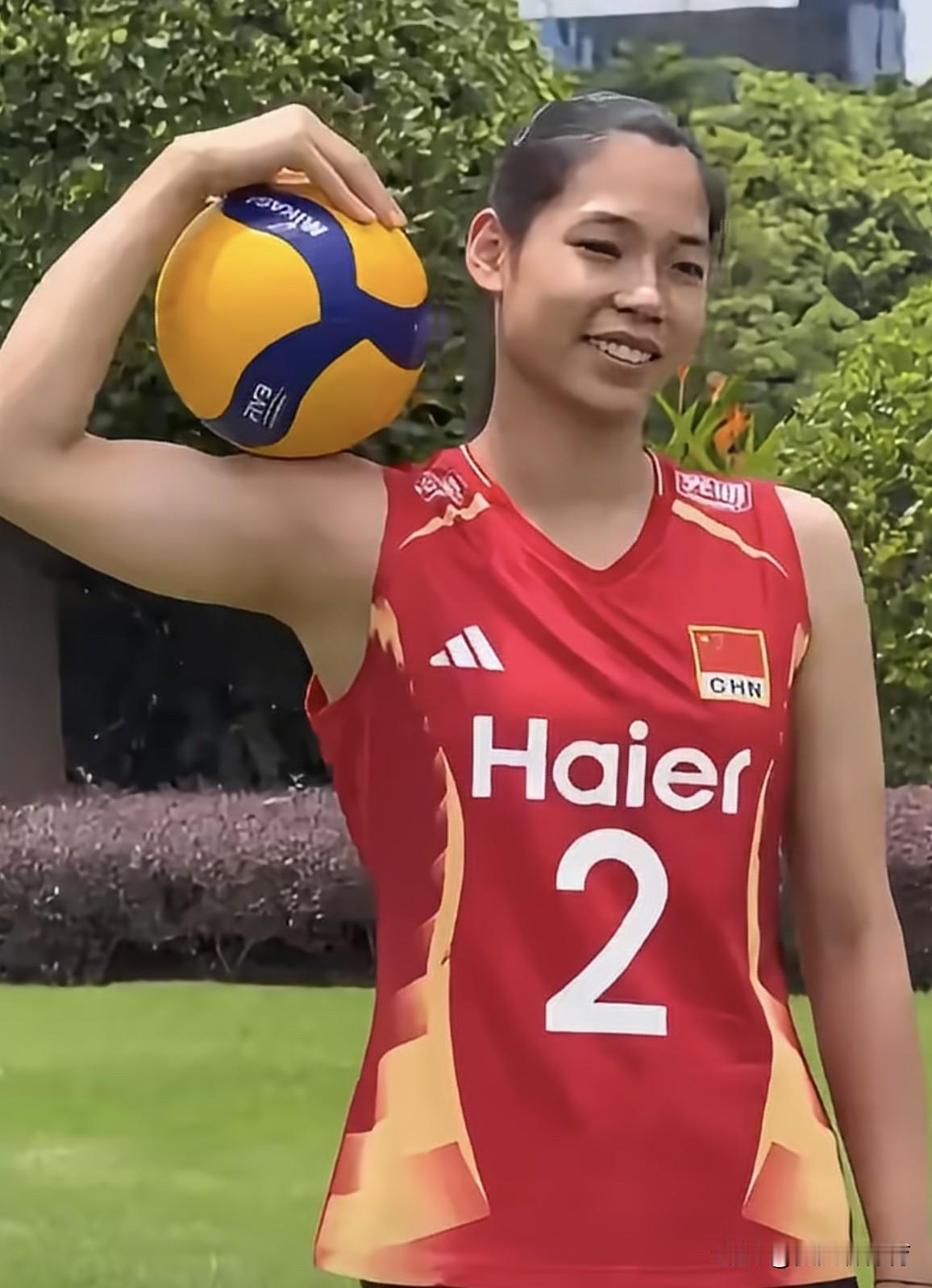 世界女排联赛总决赛8支队伍队长宣传照来了！中国女排派出的是2号庄宇珊，不是队长龚