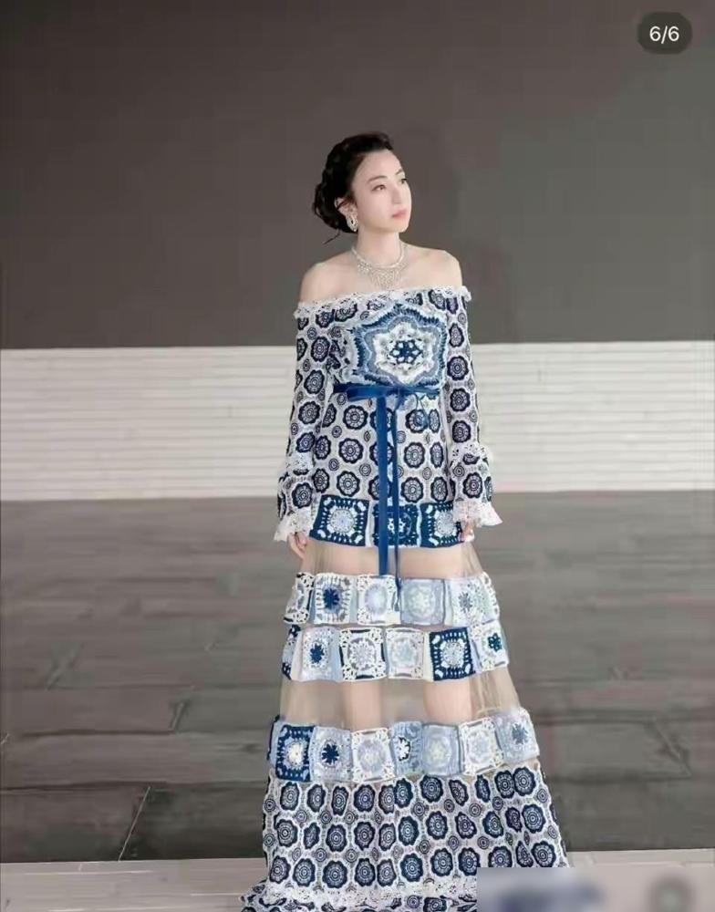 甘比把钩针玩成印钞机。一件米色镂空裙，羊绒线成本不到两千，拍卖叫价八万，二十件凑