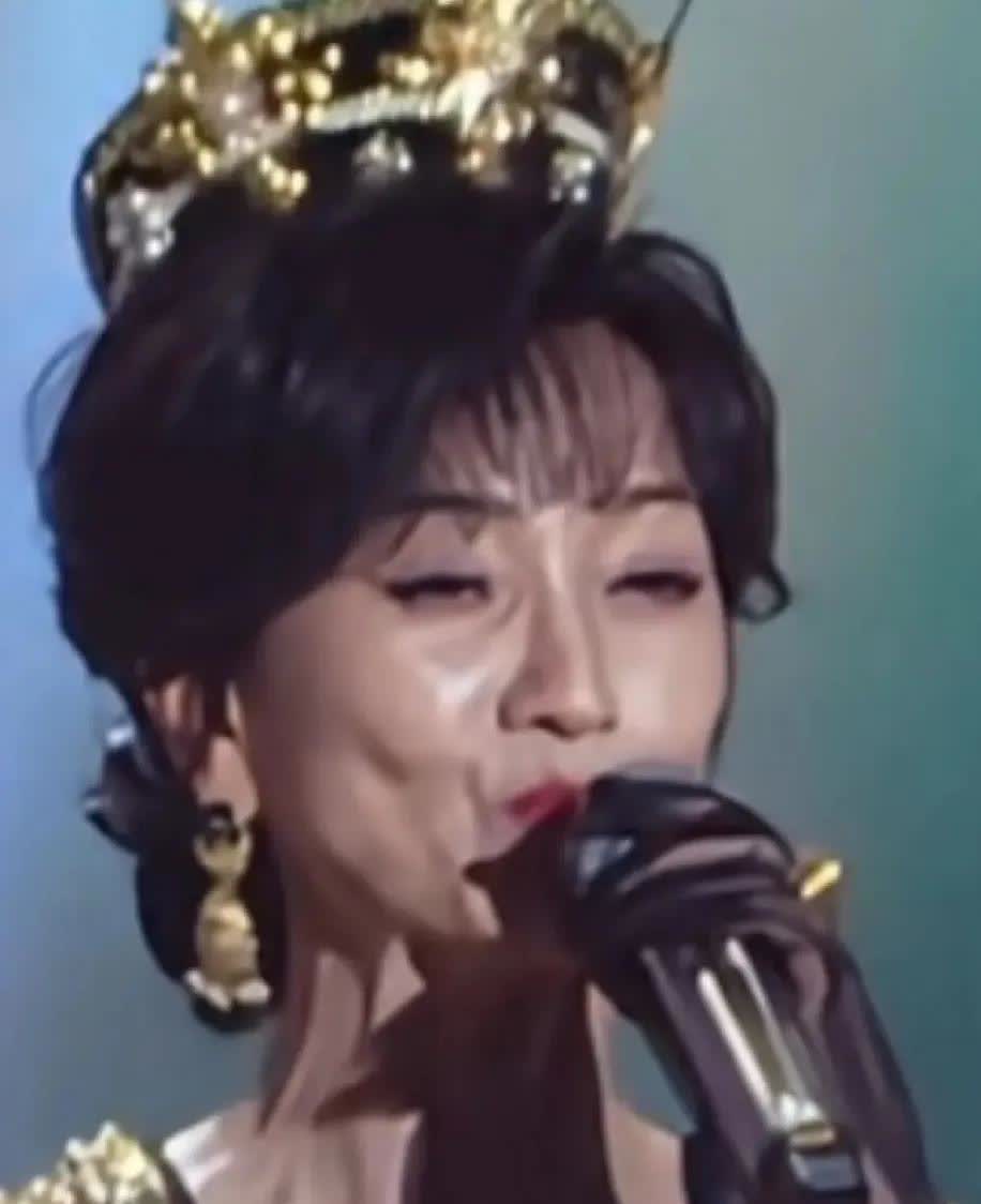 72岁的赵雅芝和62岁的叶童巡回演唱会看来精修图和生图区别还是挺