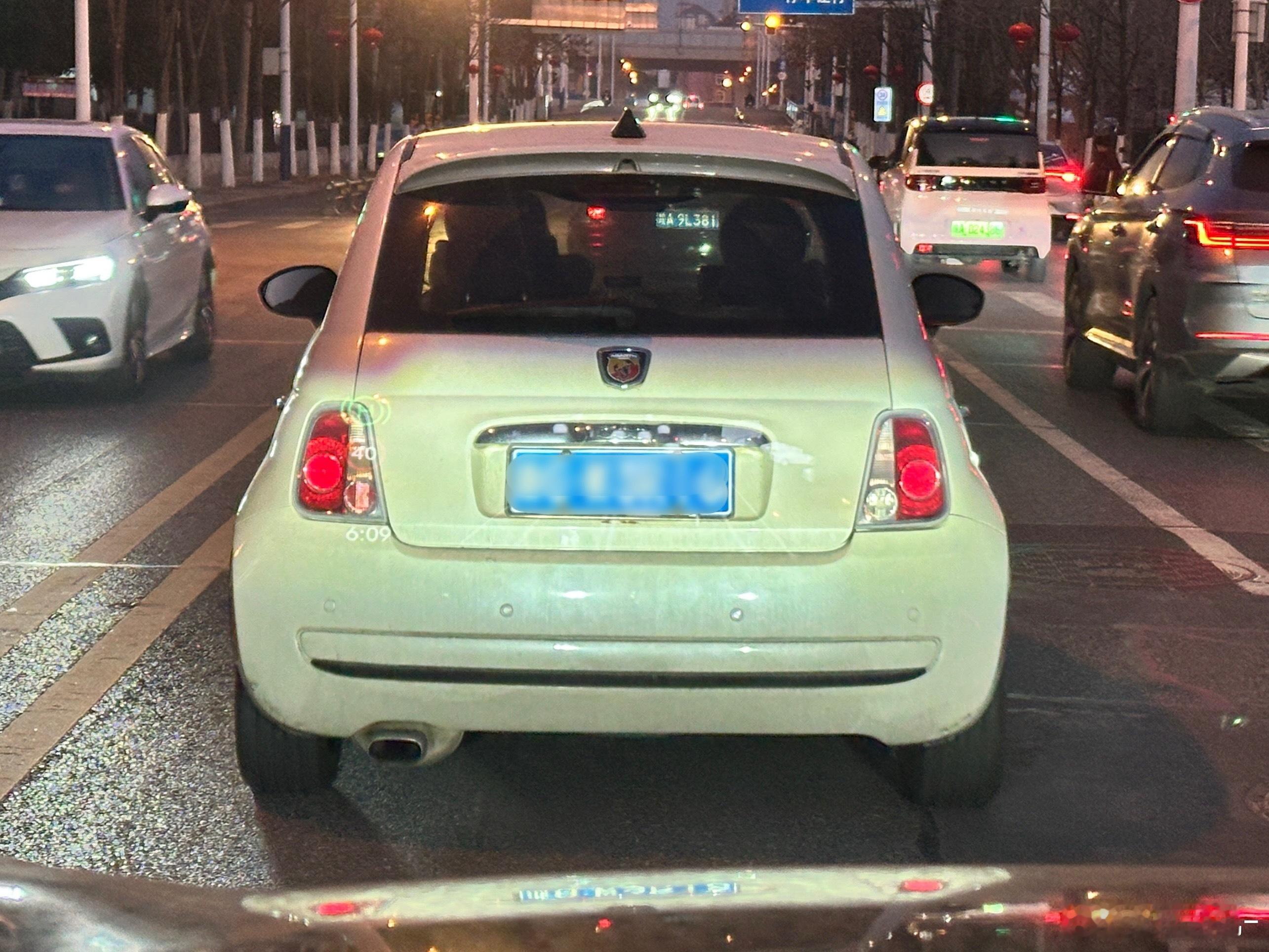 这两台车的屁股造型竟有点像