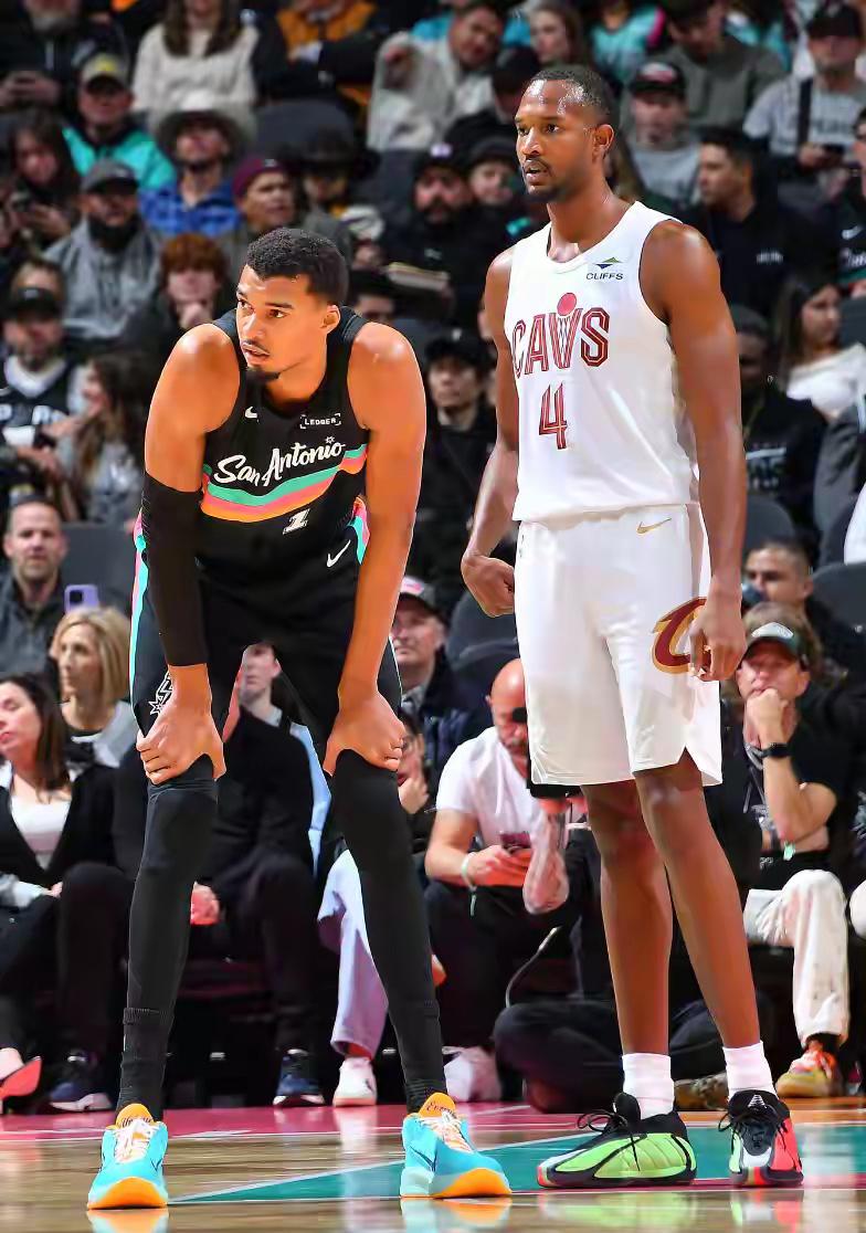 文班亚马：要不我还是打替补吧！文班打替补三杀联盟第一，一回到首发连骑士都打不过