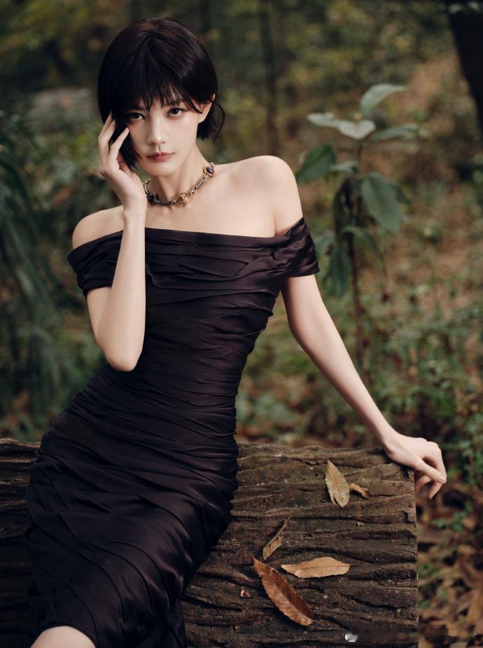 李一桐黑裙超短发姐感天赋觉醒！李一桐超短发配冷艳妆容，气场全开，冷脸酷感直接鲨疯