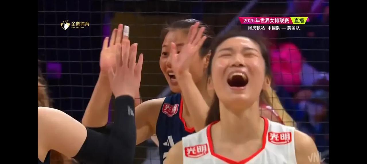 中国女排又赢比赛了！但是，居然有不少球迷批评主教练太蠢太傻了，是有勇无谋。7
