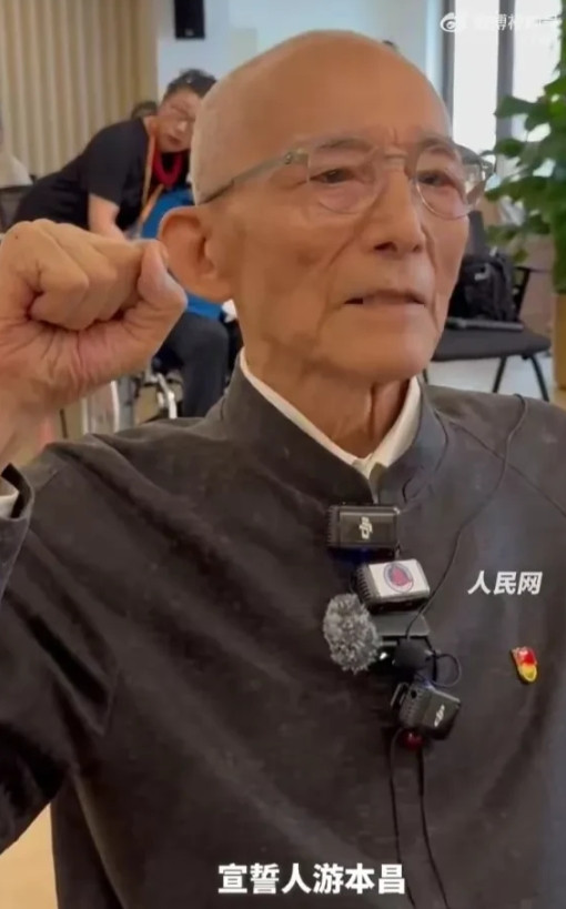 92岁的游本昌老师哽咽了！他颤抖着嘴唇，激动的眼含泪花。一字一顿的说。这
