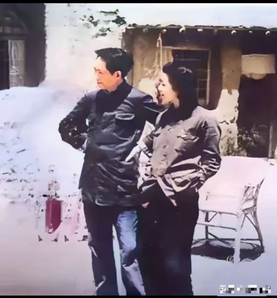 这是毛主席在延安早期时拍摄的一张照片，当时毛主席一头乌黑的头发，整个人看起来还很