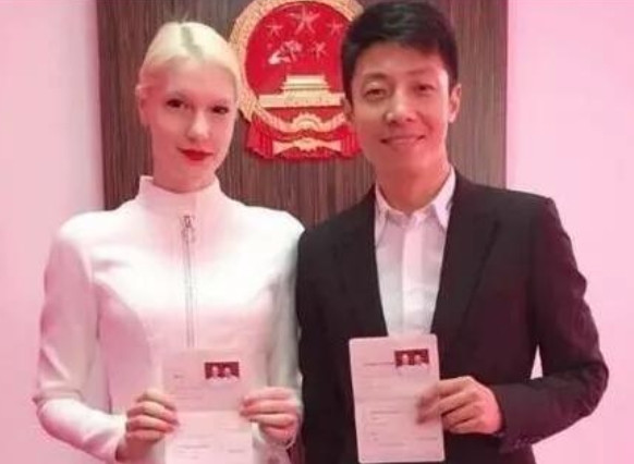 有一次，撒贝宁和老婆李白吵架，李白却说:“你信不信你打死老子。”撒贝宁愣了三秒钟