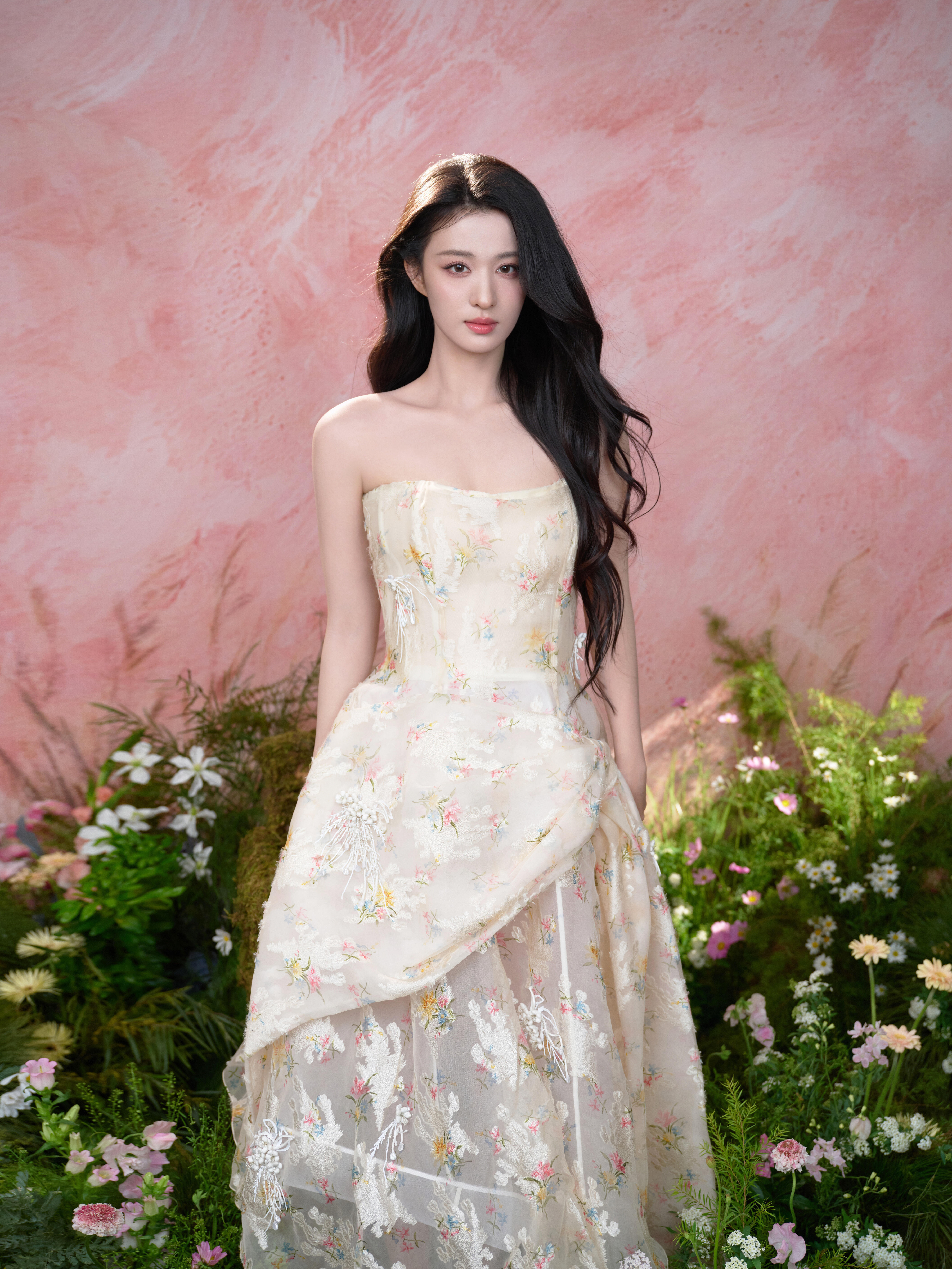 王楚然这完全是公主王楚然这公主范儿绝了！珠宝算什么，脸才是真宝藏，自信放光芒，