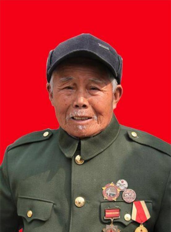 1956年8月，一个解放军少尉副连长脱下军装，按18级干部标准转业到福建地方，在
