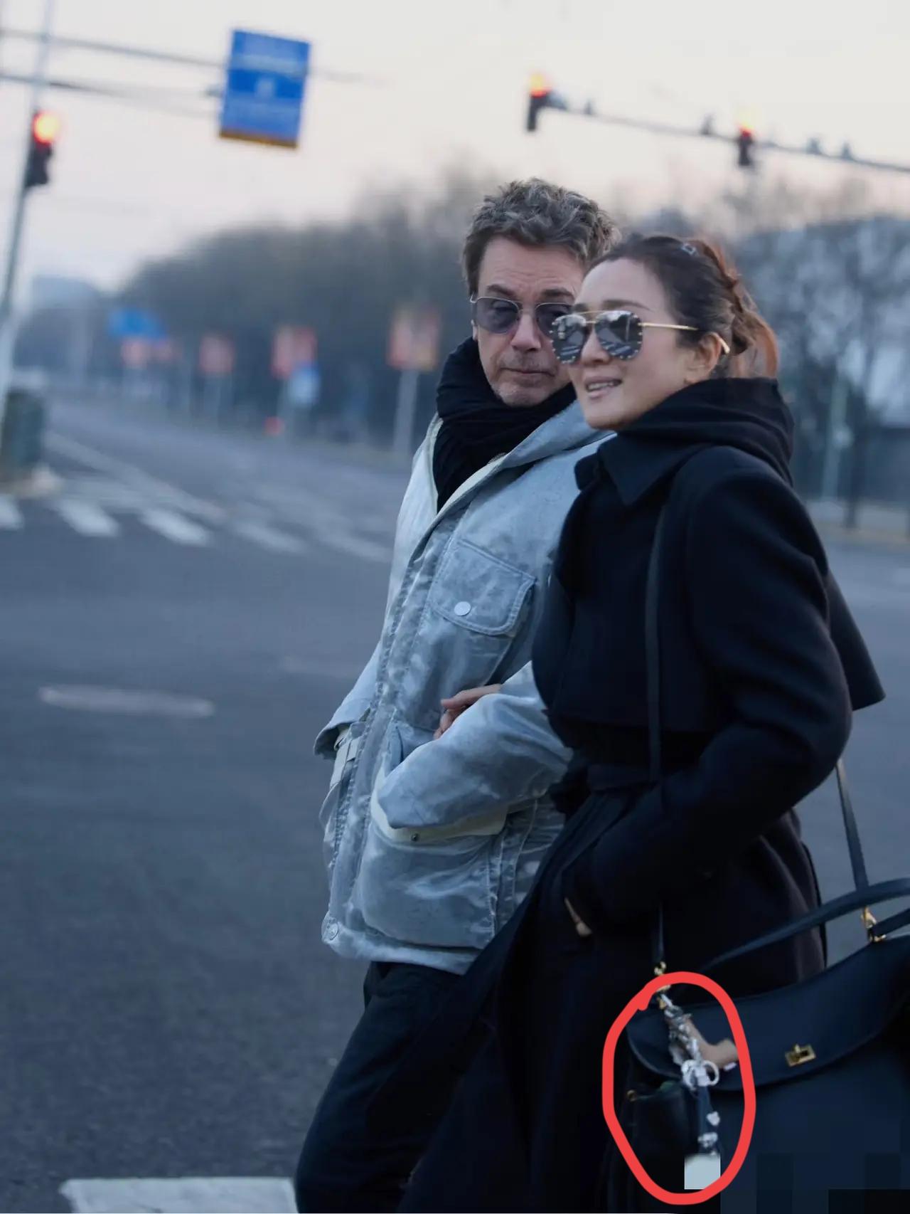 看到巩俐带着77岁的法国老公在北京逛街，这画面确实挺让人感慨的。虽然这洋老头