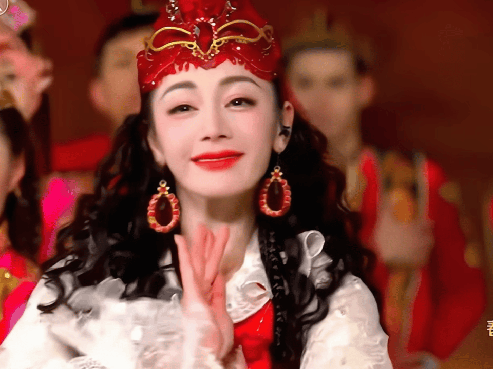 去年春晚迪丽热巴的妆容真的好美啊啊啊！气血很足的美～