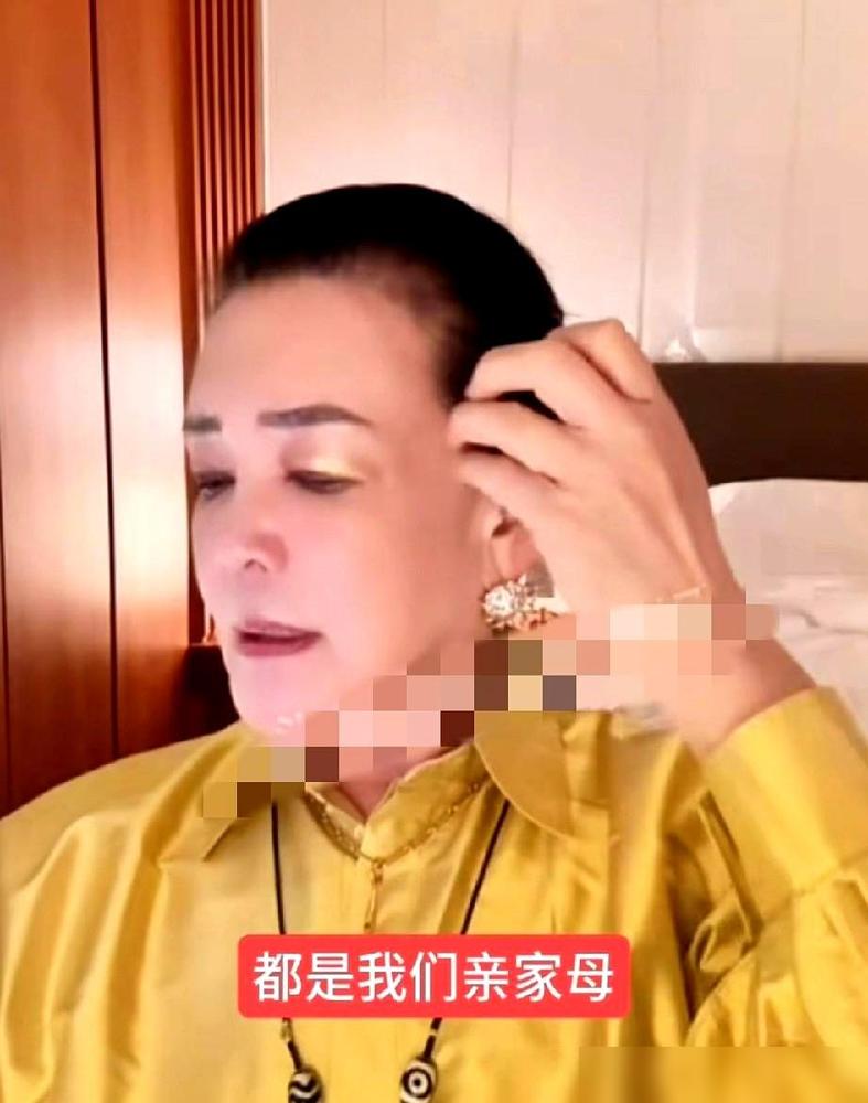 张兰在镜头前抹着眼泪连声音都在发抖，你敢信这只因为她半夜撞见亲家母蹲在卫生间地上