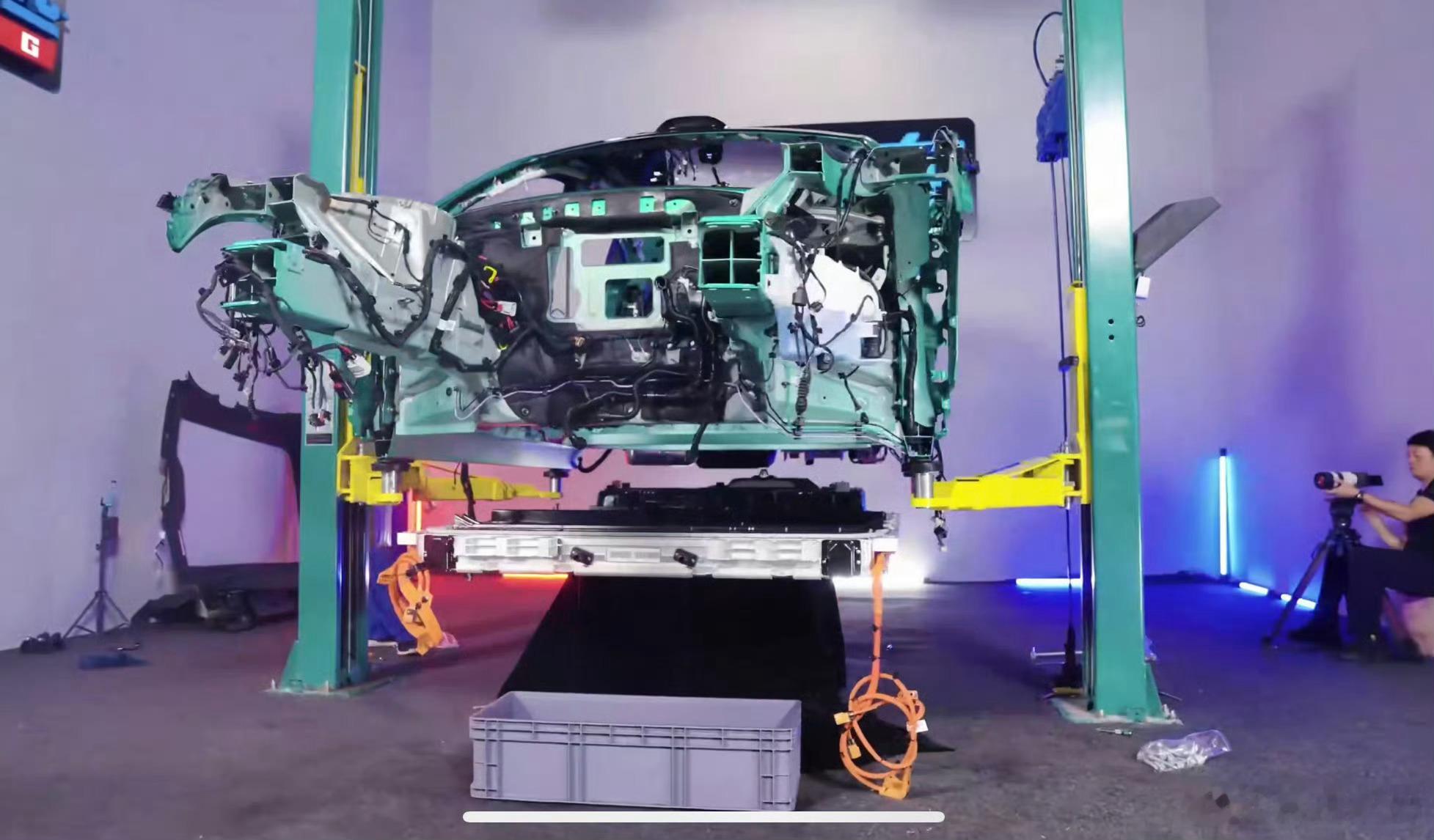 小米yu7全网首拆拆车视频全程高能！电池装甲防护够硬核，焊点规整得超治愈，隔音