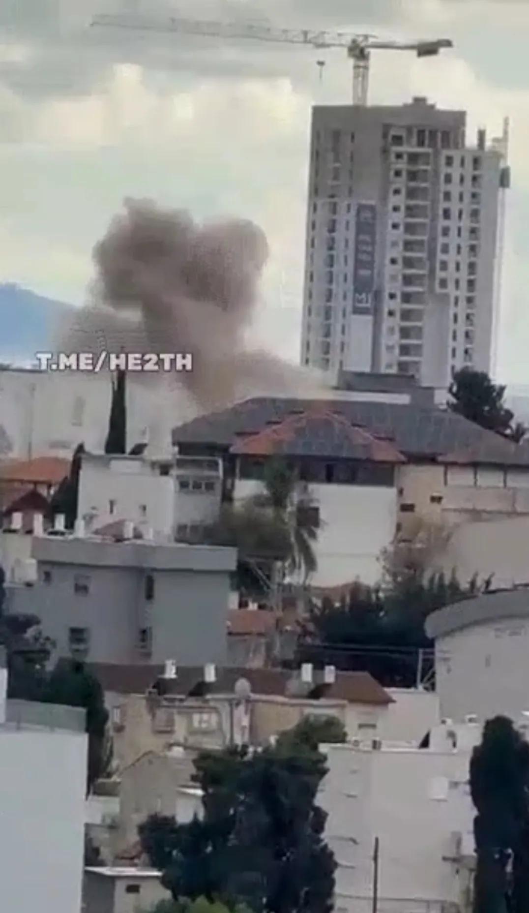 黎巴嫩真主党稍早前向以色列西北部纳哈里亚发射了火箭弹，至少有3枚击中市区，其中1