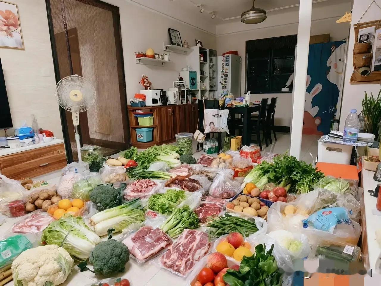 网友惊呆了:一位广东的网友在网上分享呢了自己应对台风天而囤的菜，满满的一客厅，种