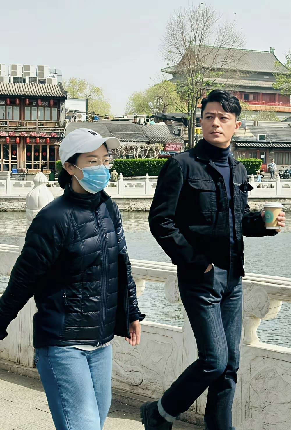 47岁霍建华现身北京什刹海，漫步湖边，氛围感拉满。一身黑色休闲外套搭配高领内搭，简约又帅气，一手端咖