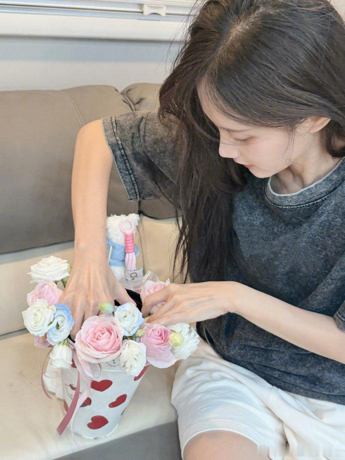 李一桐分享立秋的第一束奶茶花李一桐立秋五宫格李一桐的立秋五宫格好绝！抱着奶茶花