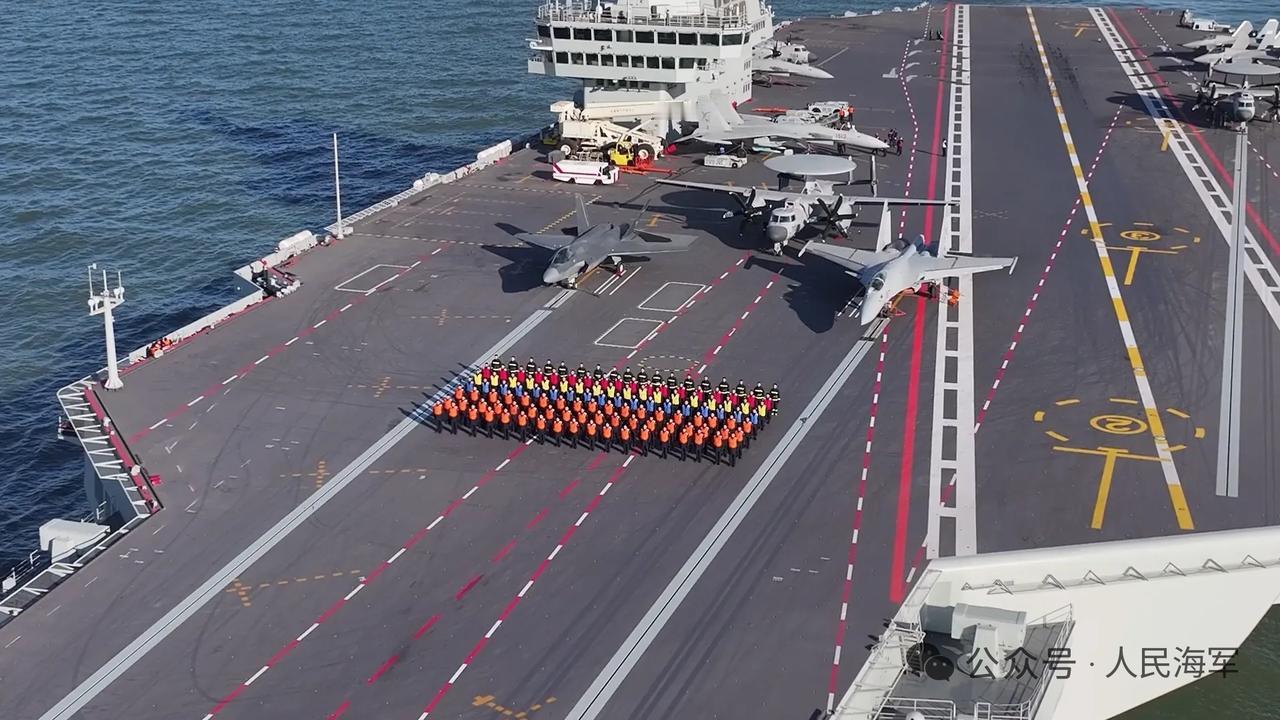 福建舰继续给大家拜年，甲板上飞机明显多了，可以看到9架。包括3架空警-600预警
