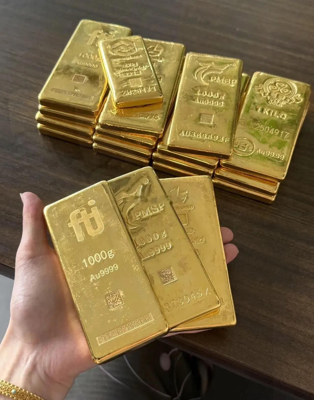 金价预言果然应验！大量持有黄金的朋友，这下估计要睡不着觉了！普通人900左右追高