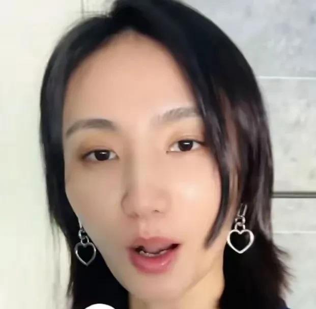 5月13号，李亚鹏的妻子发文称自己从大别墅搬到了步梯房，让李亚鹏这个哪个行业要凉